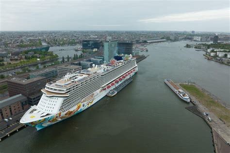 amsterdam  bar cruise ships  central terminal   york times