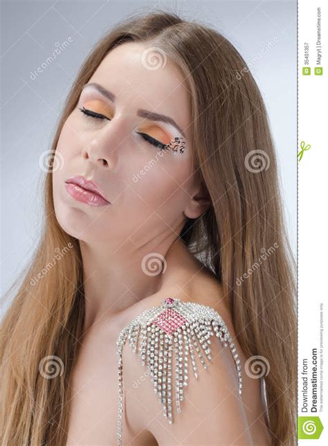 mujer desnuda joven hermosa con el collar que lleva del maquillaje brillante imagen de archivo