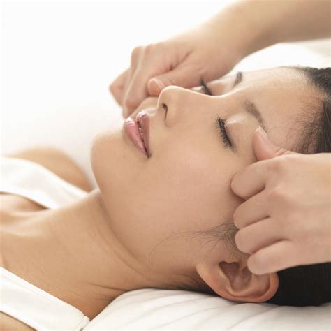 kobido tout savoir sur le massage du visage anti âge kobido pour un lifting naturel elle