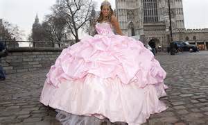 Big Fat Gypsy Weddings Bride Takes To The Streets In 12 Stone Dress To