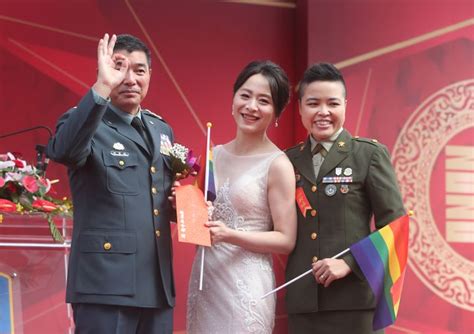 taiwan s military welcomes first two same sex couples to marry in mass