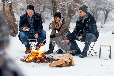romanticen zimski piknik ob ognju