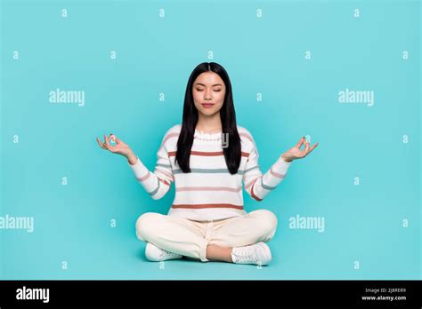 photo  adorable calm peaceful young woman practice mindfulness open