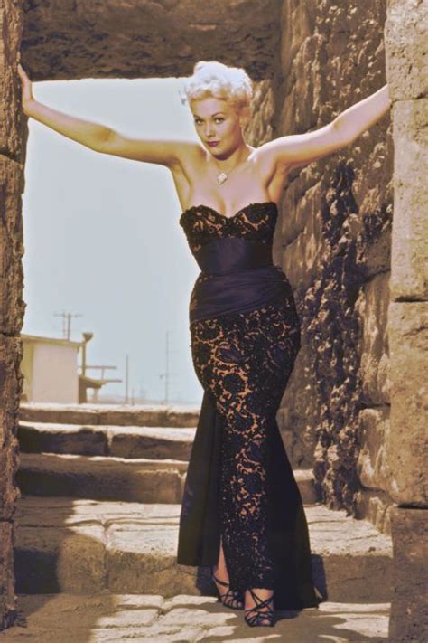 the best hourglass bodies of all time kim novak hourglass body classic actresses