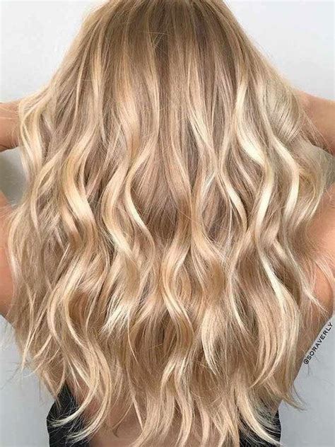 Il nuovo trend per chi ama i colori scuri sono i castani freddi,. Quali sono i colori per capelli del 2021? Ve lo sveliamo noi