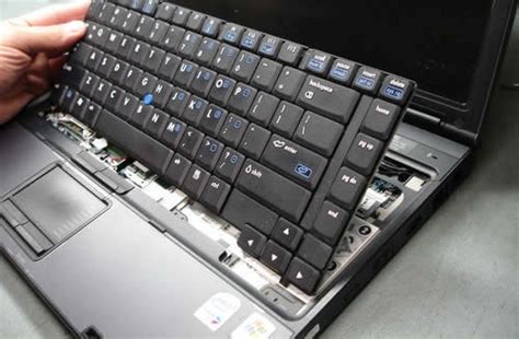 mengganti keyboard laptop  pemula mbariqsubali