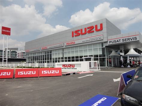 motoring malaysia isuzu malaysia officially opens   flagship  sales center  shah