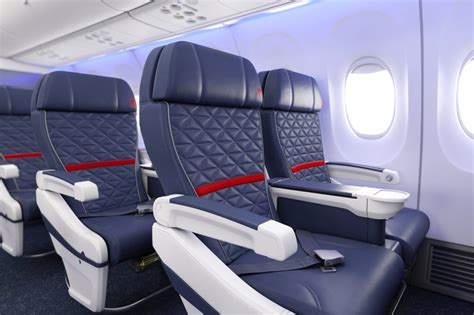 flight attendant reveals   upgrade  seats   class