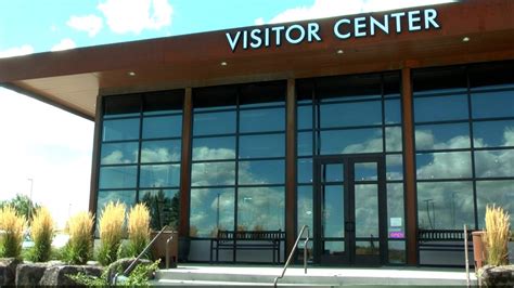 visitor center remains busy  drop  tourists  labor day