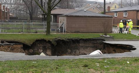 1 hospitalized after chicago sinkhole swallows 3 cars
