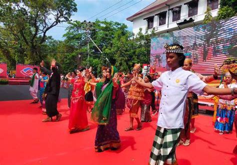 parade budaya makassar tampilkan ragam pakaian adat nusantara tribrata news