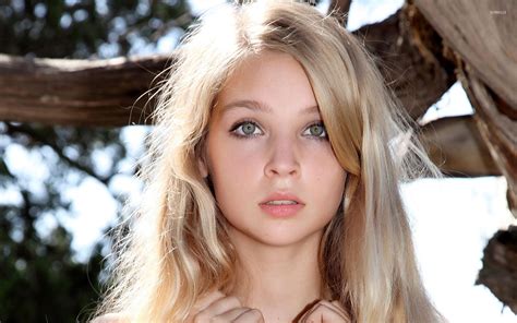 Beautiful Blonde Girl With Green Eyes Portrait Wallpaper Girl