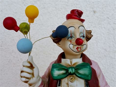 statuette clown ballons colorful funny balloons birthday