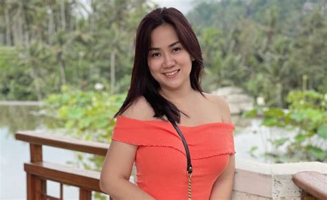Muka Polos Tante Ernie Pakai Rok Merah Menggoda Netizen Tagih Foto