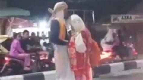 Viral Pasangan Gancet Usai Lakukan Asusila Di Tengah Jalan Anehnya