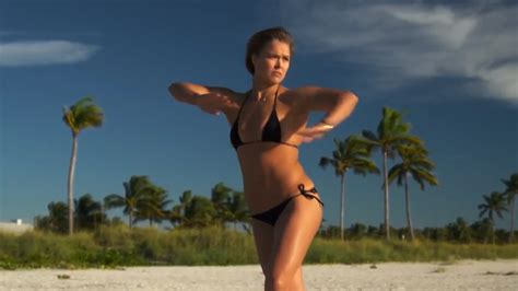 ronda rousey nue dans sports illustrated swimsuit 2015