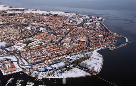een luchtfoto van het prachtige volendam  de winter op zoek naar een recreatiewoning hier