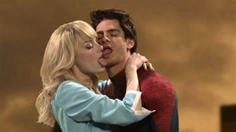 andrew garfield and emma stone have no idea how to kiss on snl