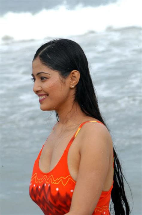 Aishu Tamil Actress Beautiful Long Hair ~ Hot Actress Photo Gallery