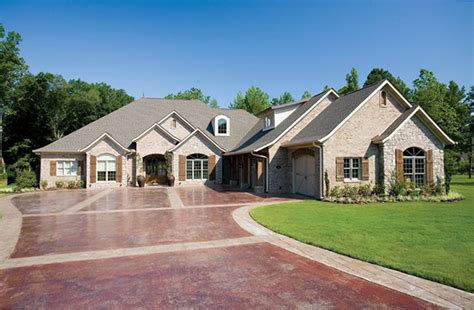 traditional house plan front  home glenvalley luxury home plan   house plans