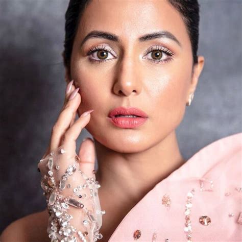 Hina Khan Stuns In A Pink Sexy Gown At Gold Awards 2019 Photos Go Viral