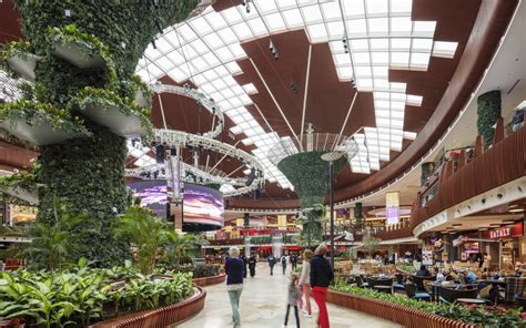 mall  qatar exempts retailers  rent   months whats goin  qatar
