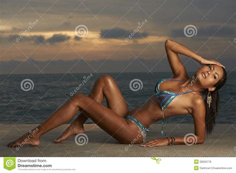 het thaise model van de bikini bij zonsopgang stock foto