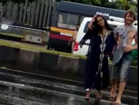Video Of Couple ’having Sex’ On Mumbai Road Goes Viral