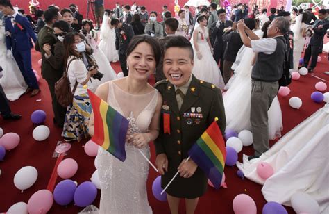 Two Lesbian Couples Marry In Mass Wedding Held By Taiwan S Military