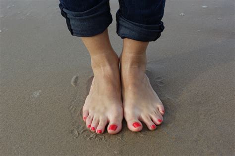 무료 이미지 바닷가 바다 모래 대양 구두 검정색과 흰색 피트 젖은 여름 다리 청바지 반사 자연스러운