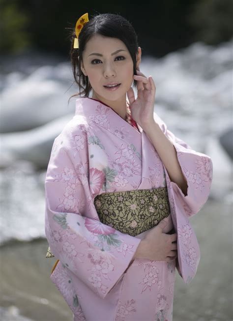 sexy and beauty japanese av idol nana aida shows her off body