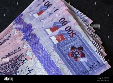 close     qatari riyal banknote stock photo alamy