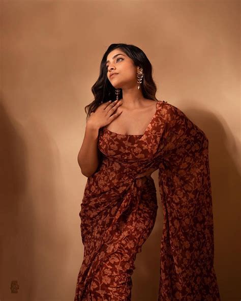 Cute And Sexy Photoshoot Malavika Sreenath In Saree Very Glamorous