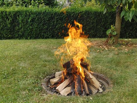 Steifigkeit Vorsitzende Systematisch Offene Feuerstelle Im Garten