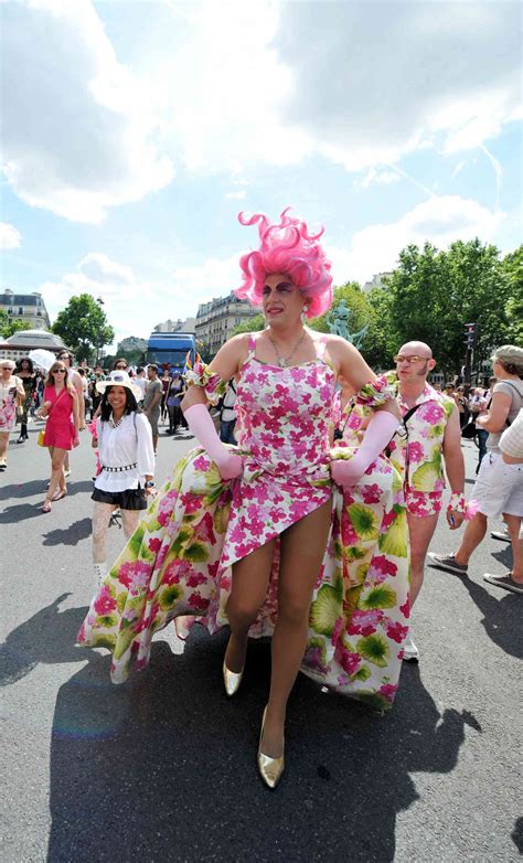 Des Centaines De Milliers De Personnes à La Gay Pride à Paris