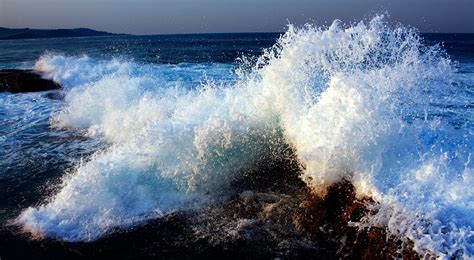 crashing waves facts  photographs seaunseen
