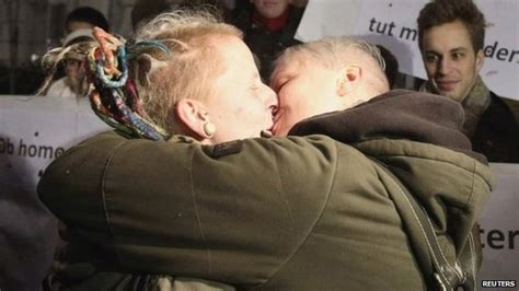 bbc news cafe s ban on kissing austrian lesbians sparks protest