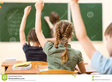 Schulkinder Im Klassenzimmer An Der Lektion Stockfoto Bild Von