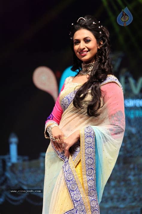 Tv Actress Divyanka Tripathi In Saree At Surat Dreams Fashion Show 2014