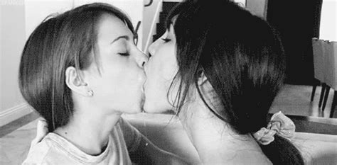 lesbians part1 hot n erotic kissing tongue suck face lick