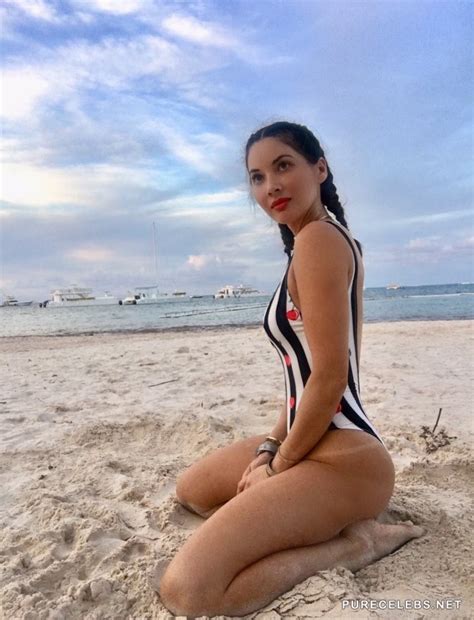 Olivia Munn Doing Sexy Selfies In A Tight Swimsuit