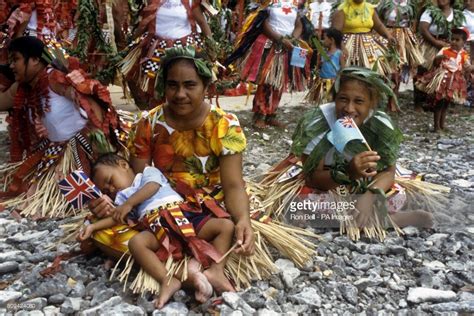 islanders   beach waiting    queen  funafuti  atoll  forms