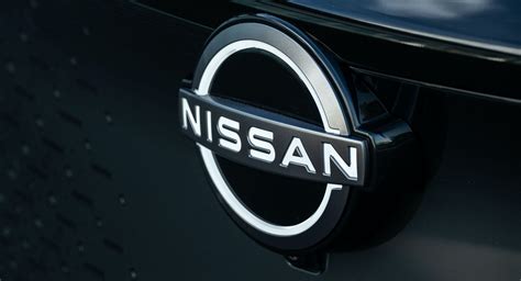 nissan debuts    logo   years   ariya carscoops