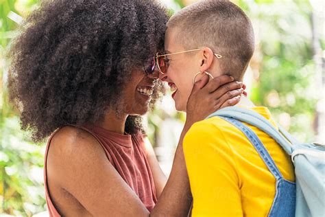 lesbian couple in love kissing del colaborador de stocksy santi