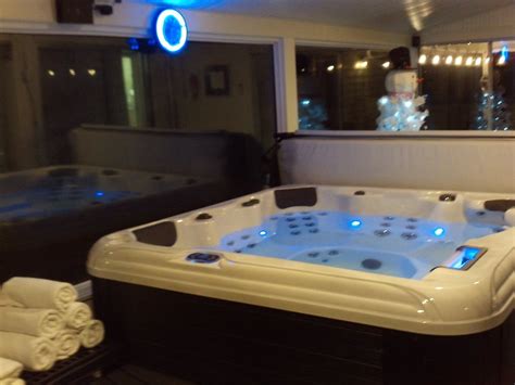 Luxury Home ~indoor Hot Tub~ Game Room ~ Pool Access ~ Late Ckout
