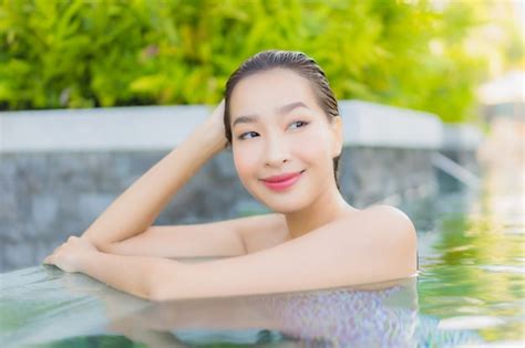 Free Photo Portrait Beautiful Young Asian Woman Relax Smile Around