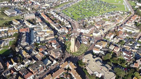 imagenes de drone aereos  de la pequena ciudad costera de wijk aan