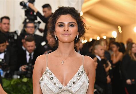 Selena Gomez Hair And Makeup At The 2018 Met Gala