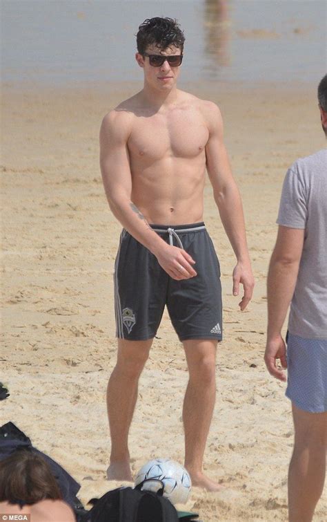 shawn mendes shows off sizzling six pack at sydney beach sean mendes shawn mendes shawn