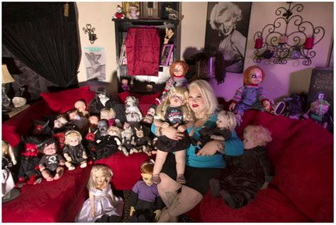 memek basah pelik wanita ini mengumpul ratusan boneka setan